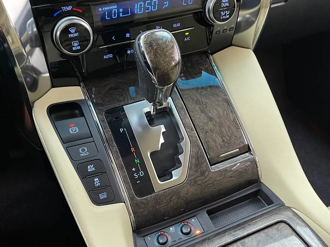 Toyota Vellfire 2021 — Photo 11/13