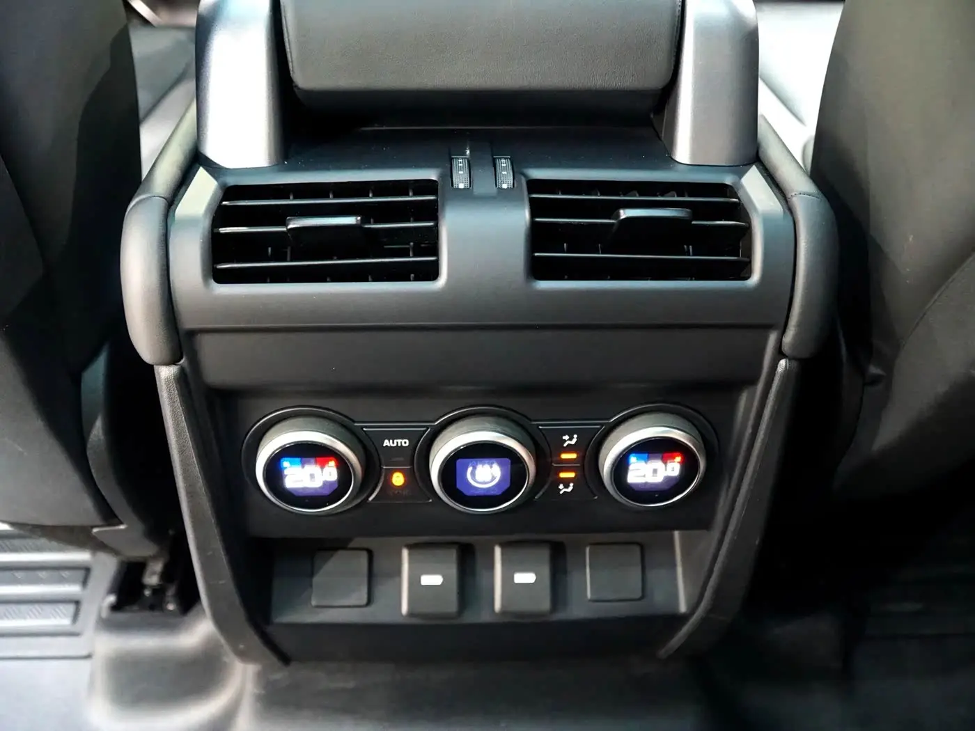 Land Rover Defender 2023 — Photo 16/20