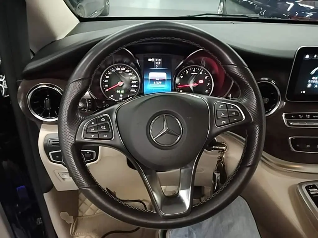 Mercedes-Benz V-Class 2022 — Фото 11/20
