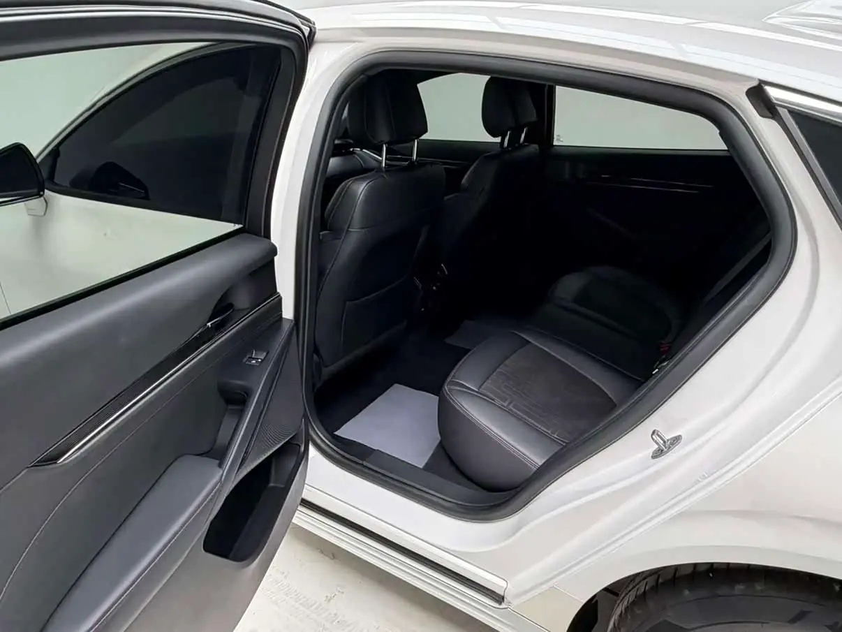 Ford Mondeo 2023 — ფოტო 17/18