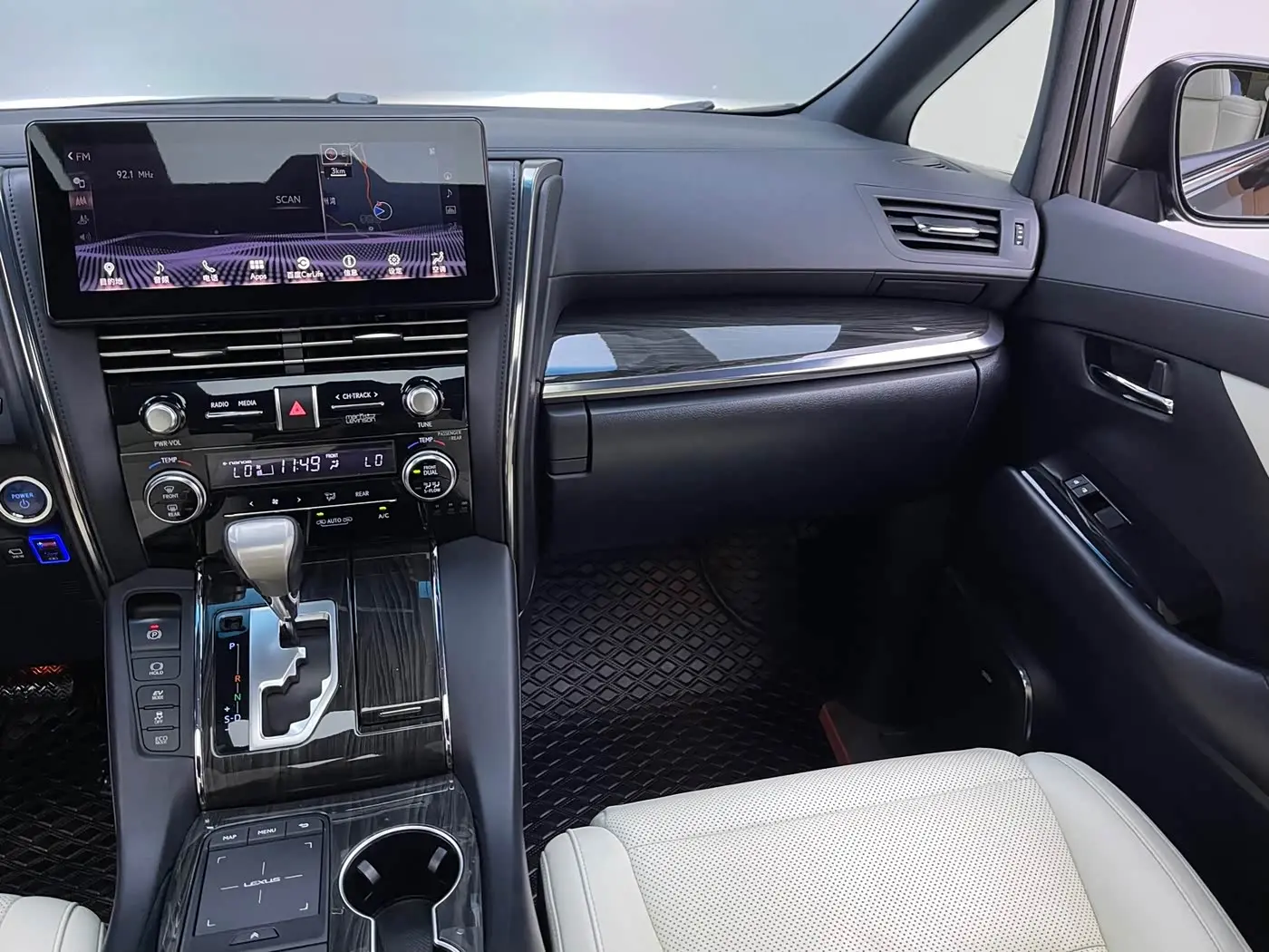 Lexus LM 2020 — Photo 5/13