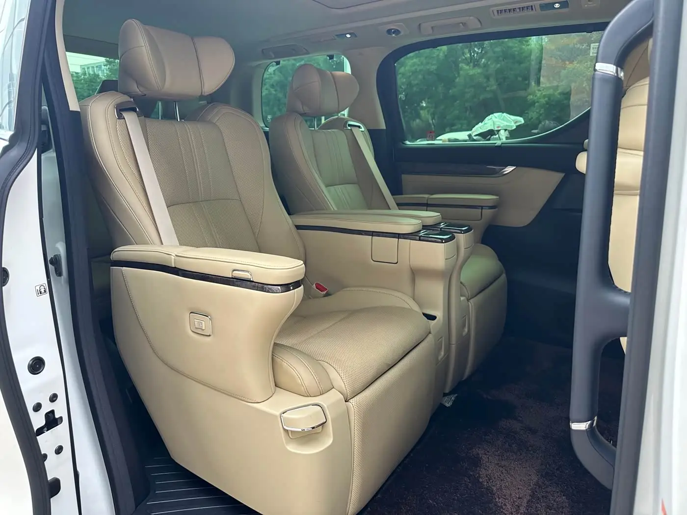 Toyota Alphard 2023 — Photo 9/20