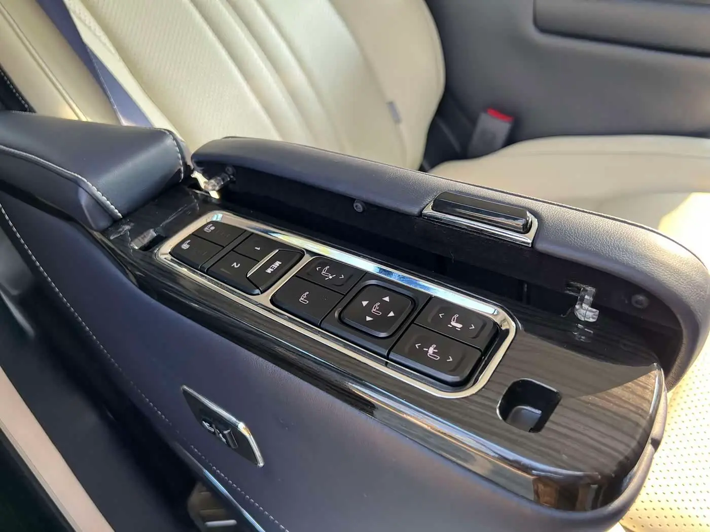 Toyota Alphard 2012 — Photo 6/18