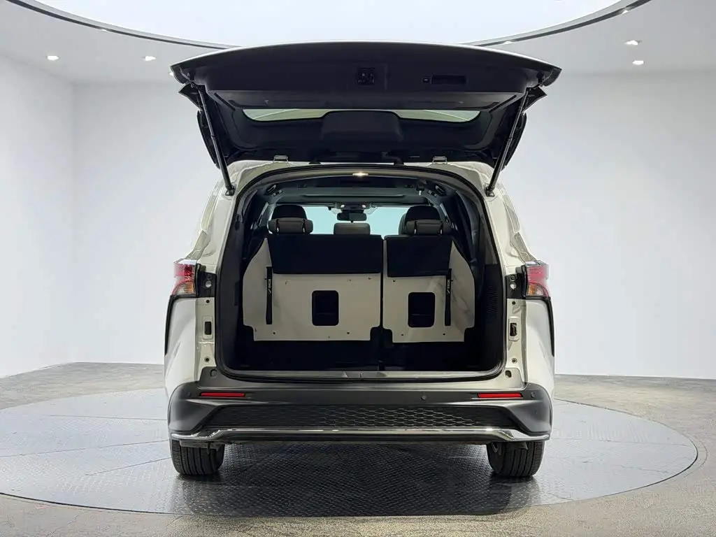 Toyota Granvia 2024 — Photo 14/17