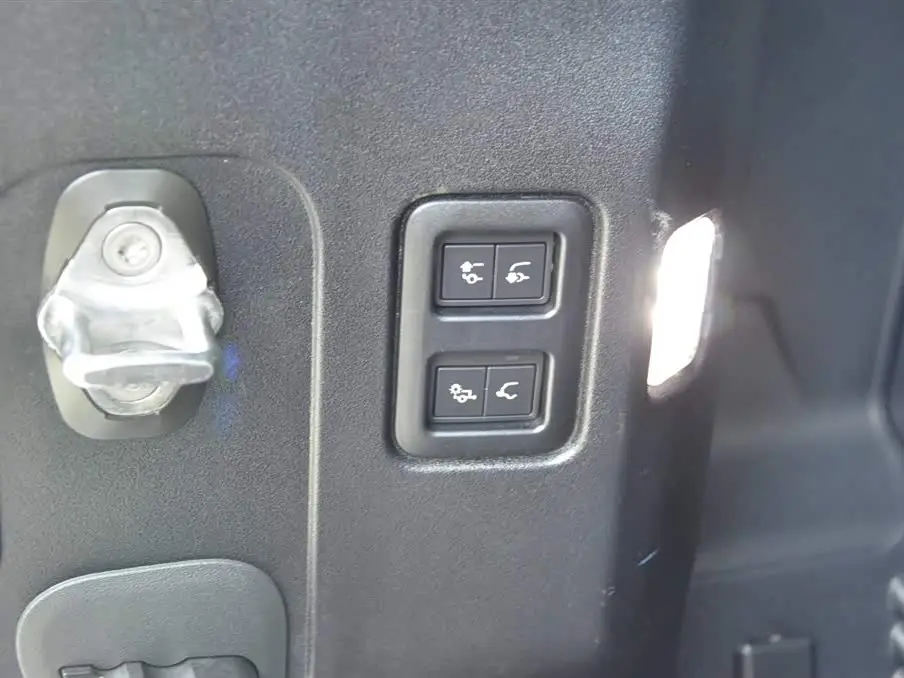 Land Rover Defender 2022 — Photo 15/16