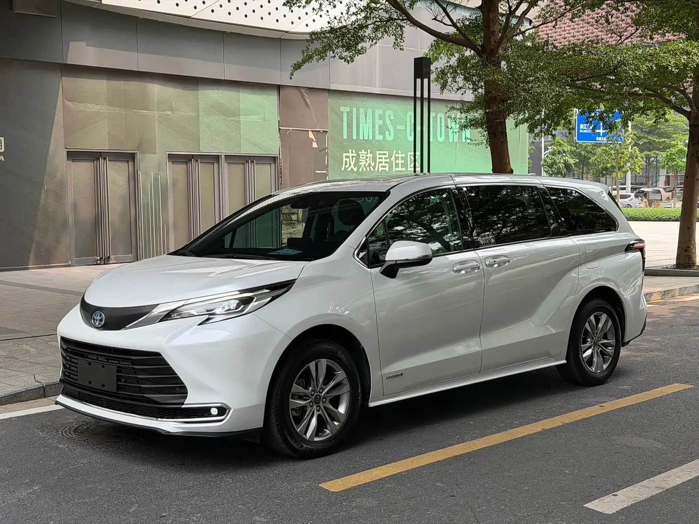 Toyota Sienna 2023 — Фото 1/20