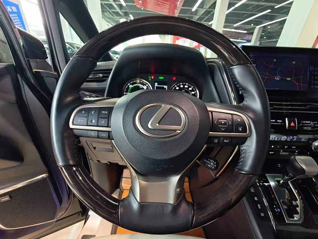 Lexus LM 2021 — Photo 20/20