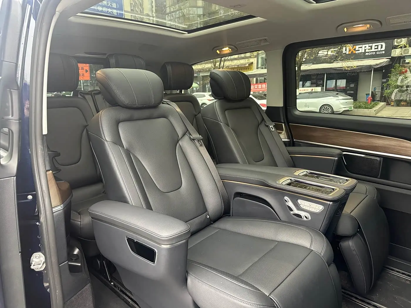 Mercedes-Benz V-Class 2021 — Photo 9/14