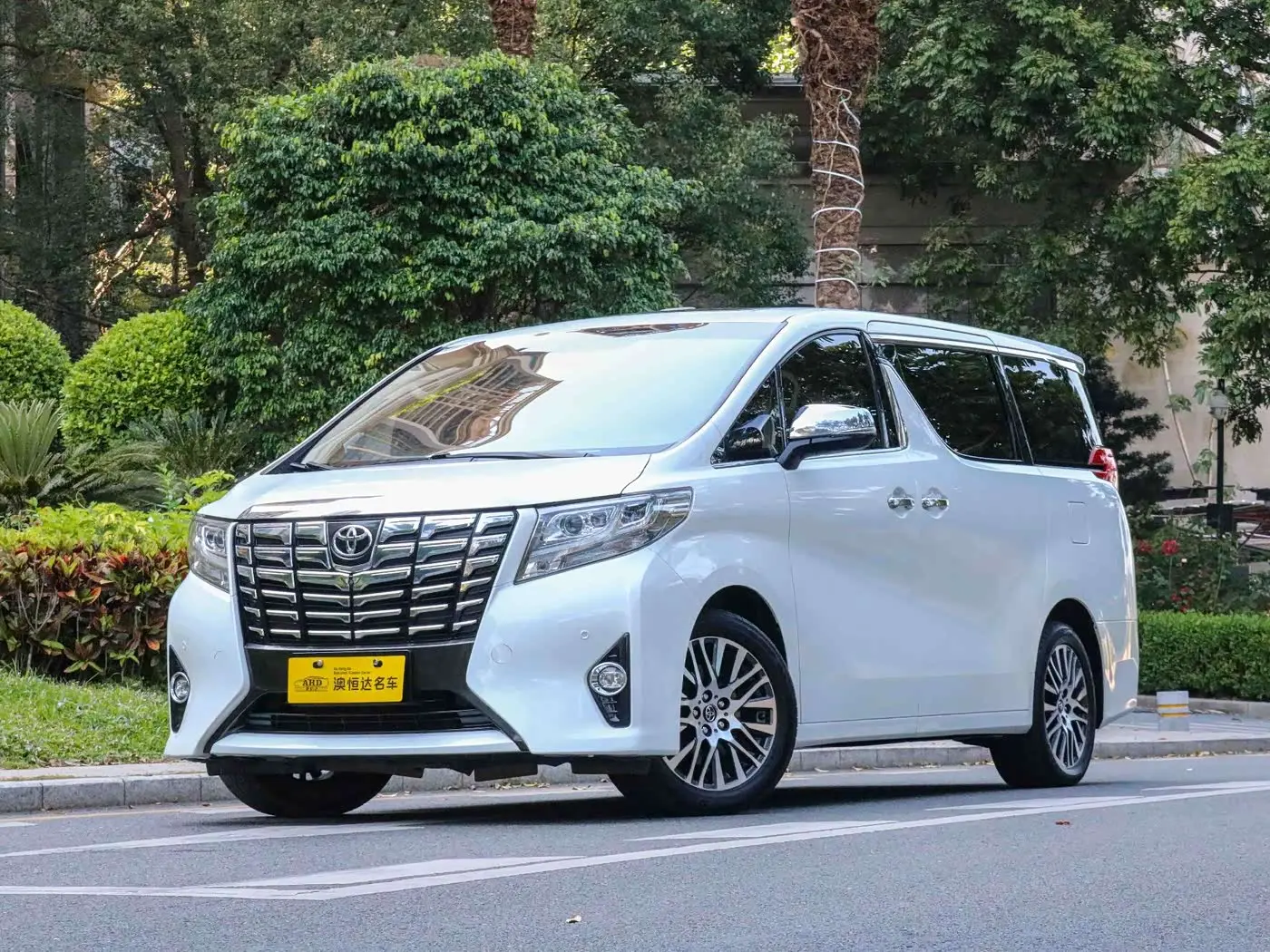 Toyota Alphard 2018 — Photo 1/16