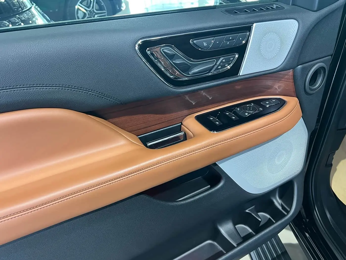 Lincoln Navigator 2021 — Photo 3/18