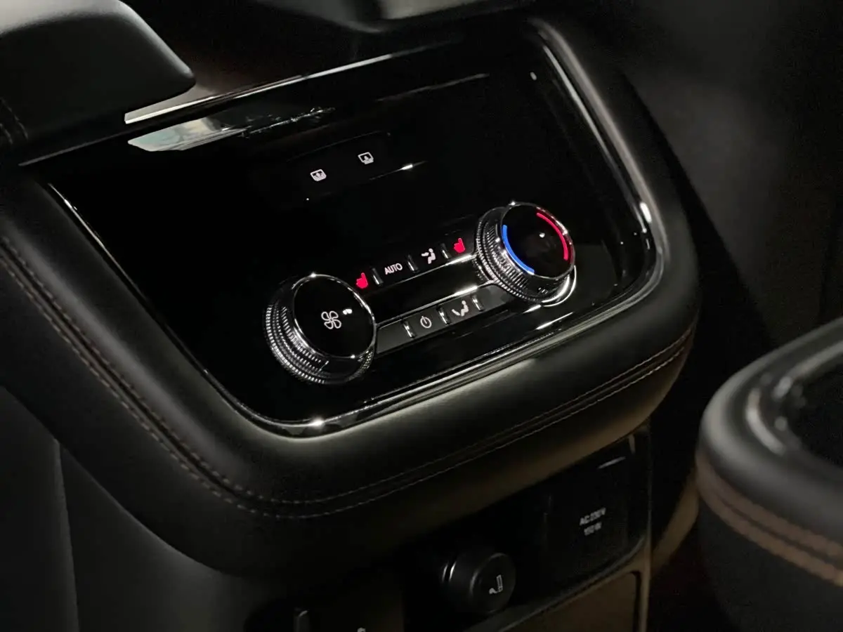 Lincoln Navigator 2021 — Photo 8/18