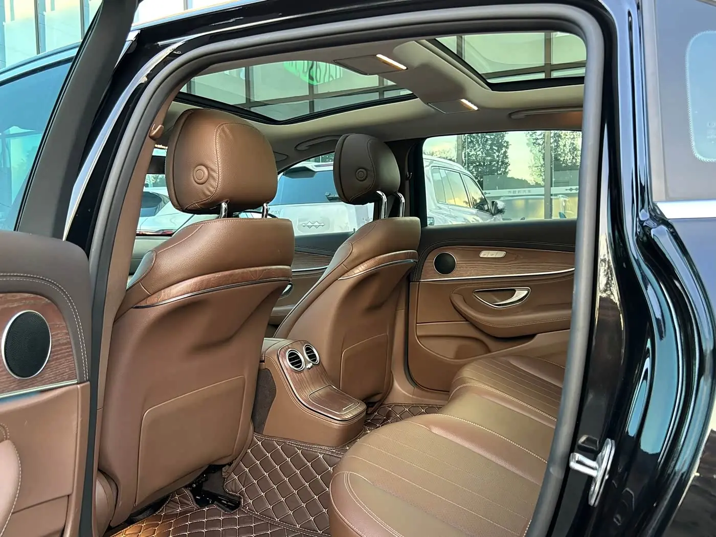 Mercedes-Benz E-Class 2023 — Photo 12/17