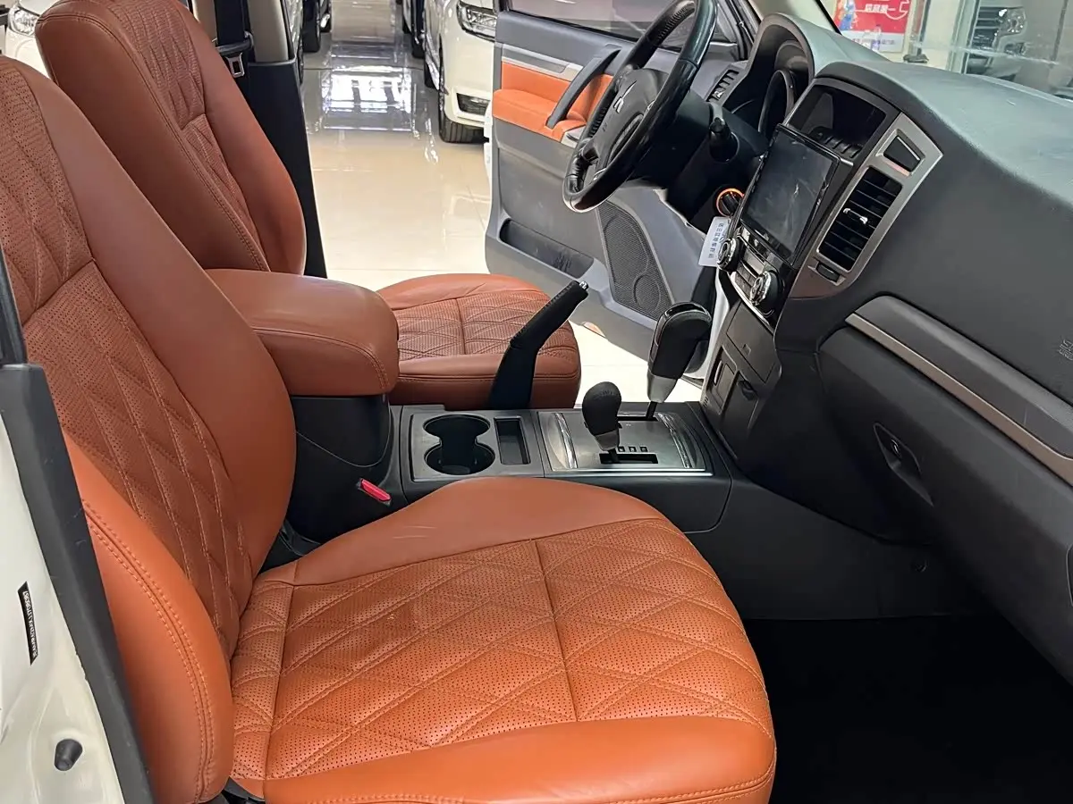 Mitsubishi Pajero 2018 — Photo 10/20