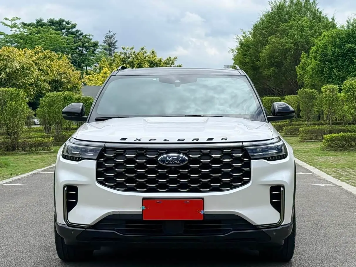Ford Explorer 2023 — Photo 2/18