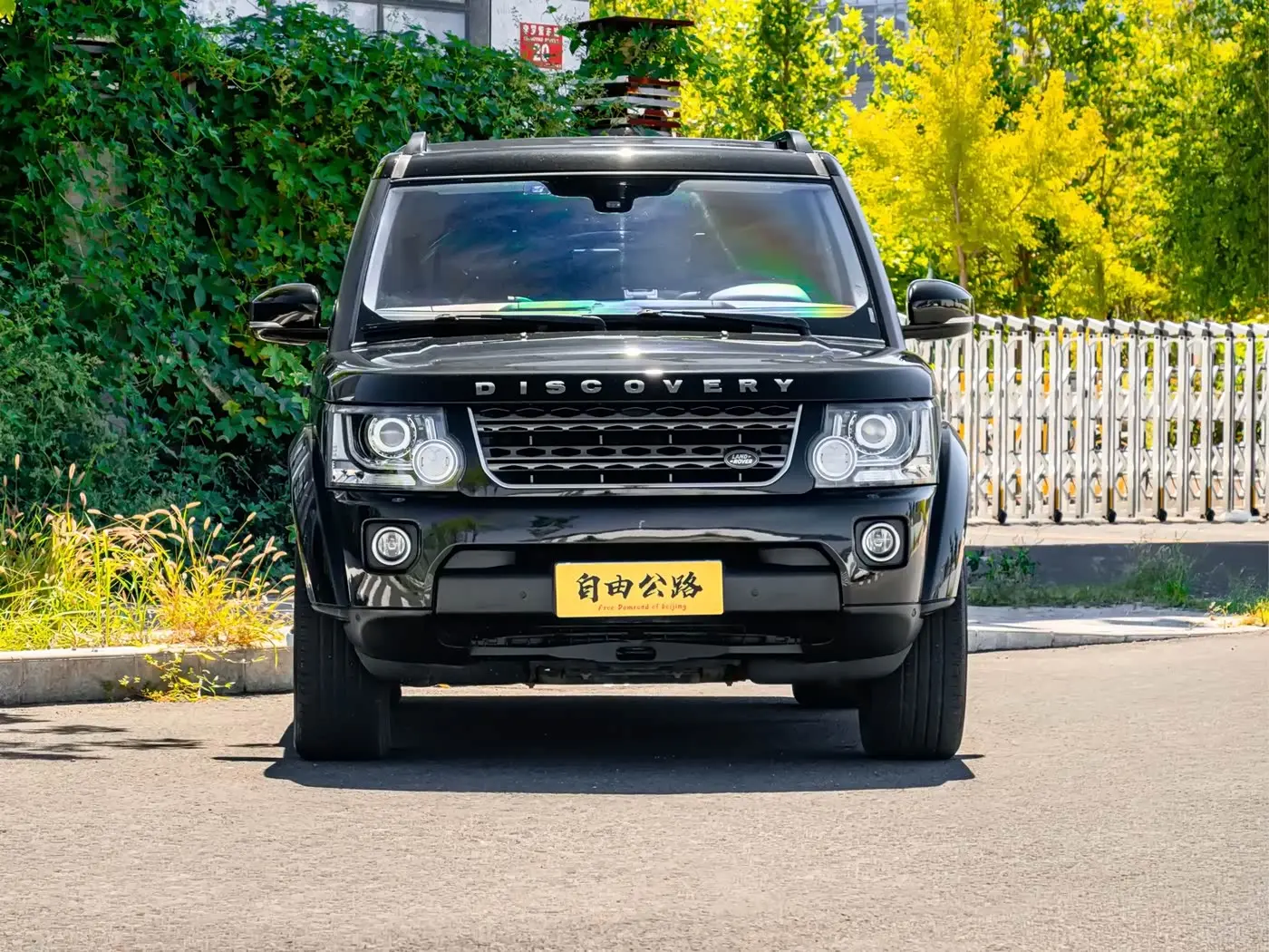 Land Rover Discovery 2016 — Photo 1/20