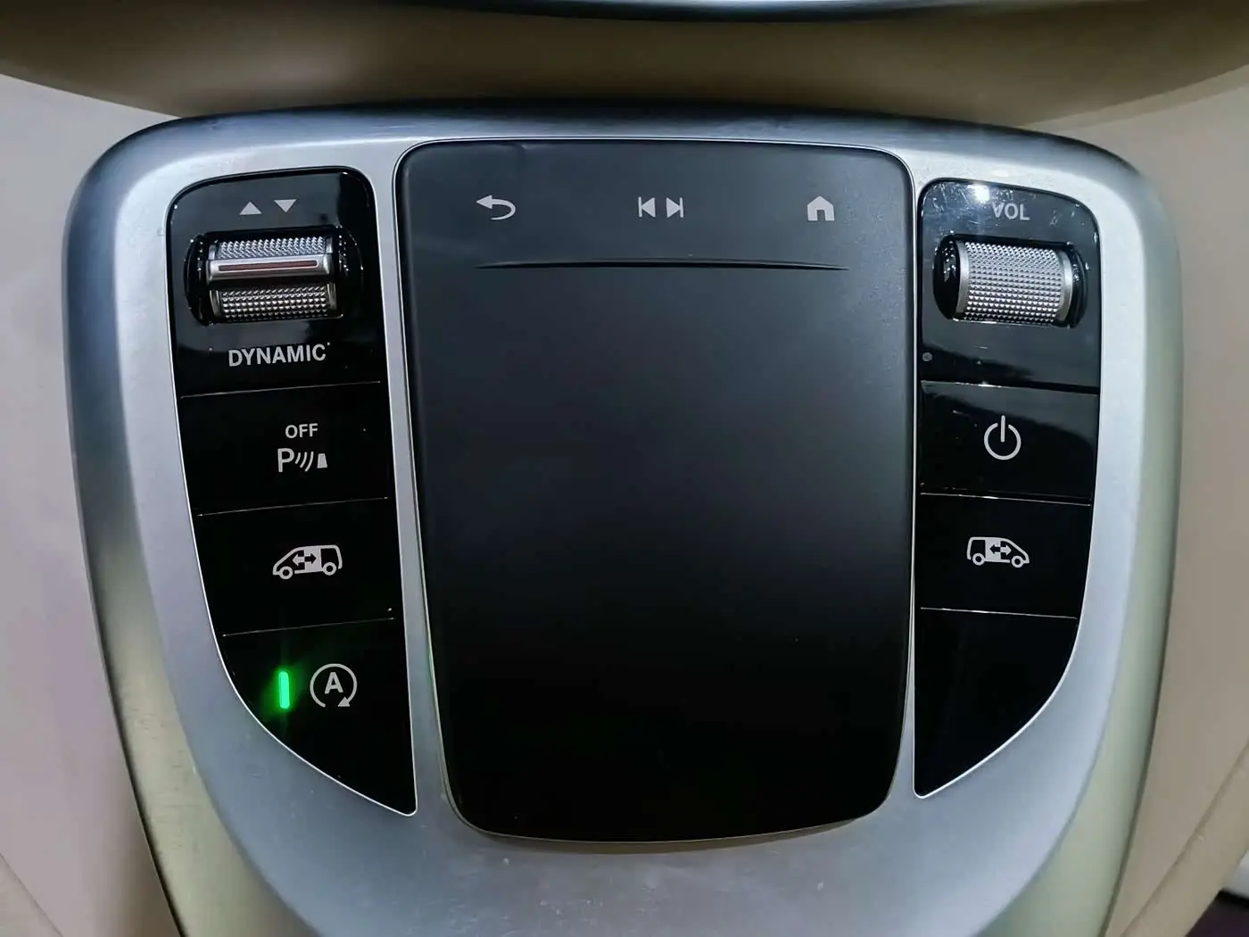 Mercedes-Benz V-Class 2023 — Photo 12/16