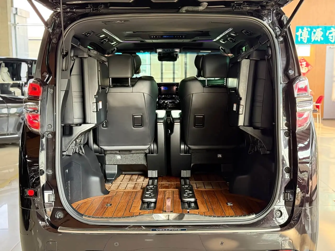 Toyota Vellfire 2019 — Photo 18/20
