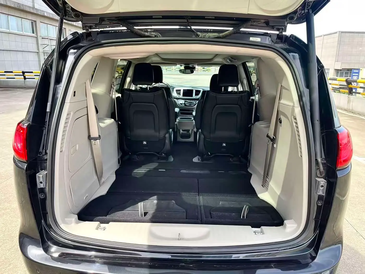 Chrysler Grand Caravan PHEV 2025 — Şəkil 18/20