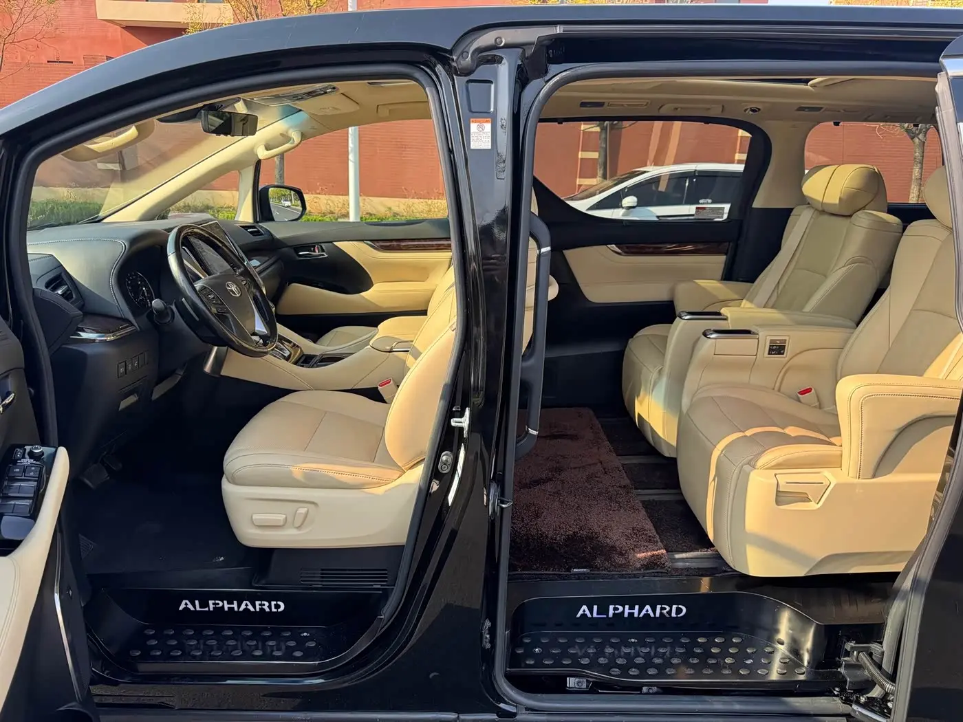 Toyota Alphard 2021 — Photo 7/20