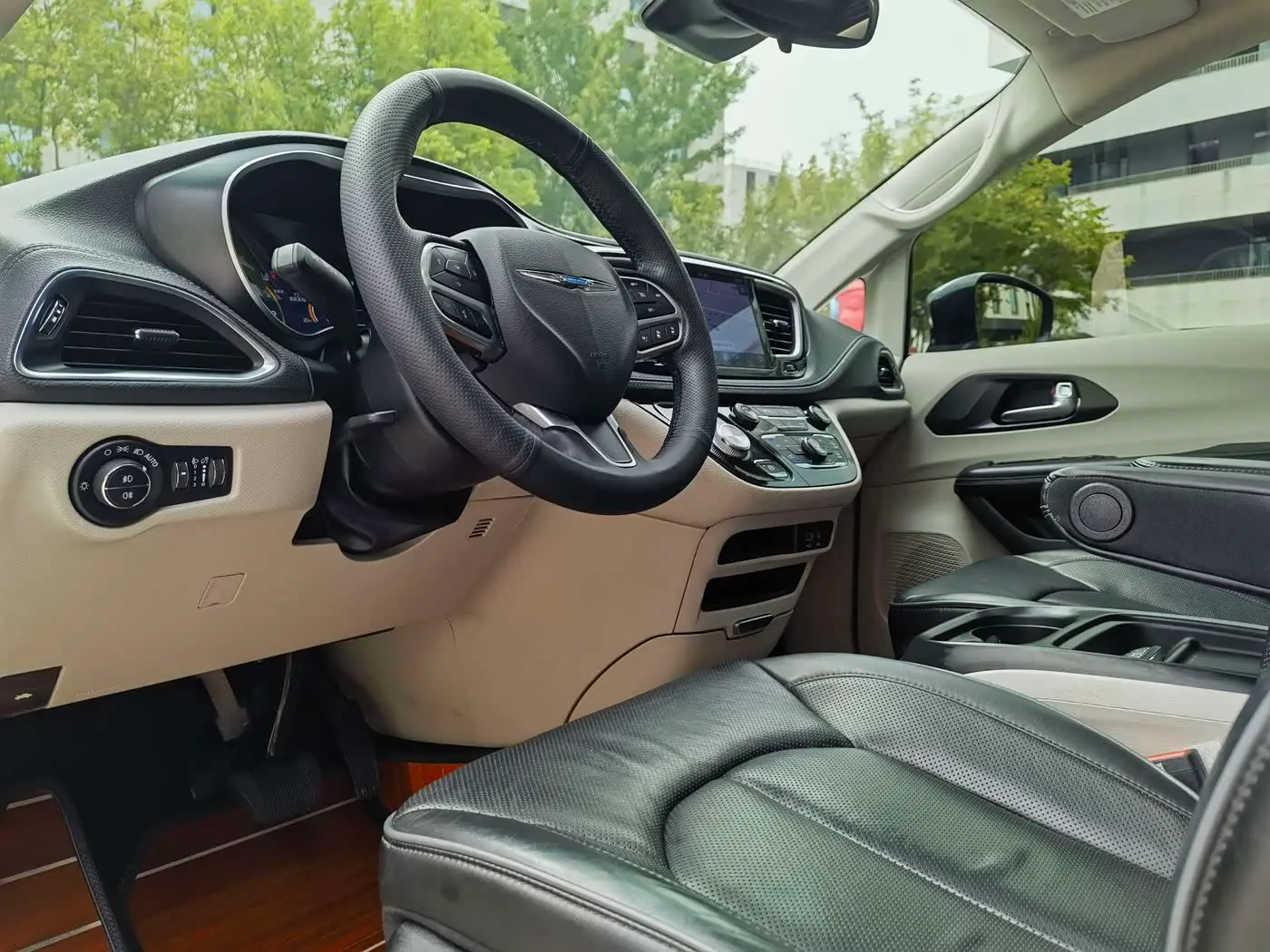 Chrysler Grand Caravan PHEV 2020 — Photo 8/19
