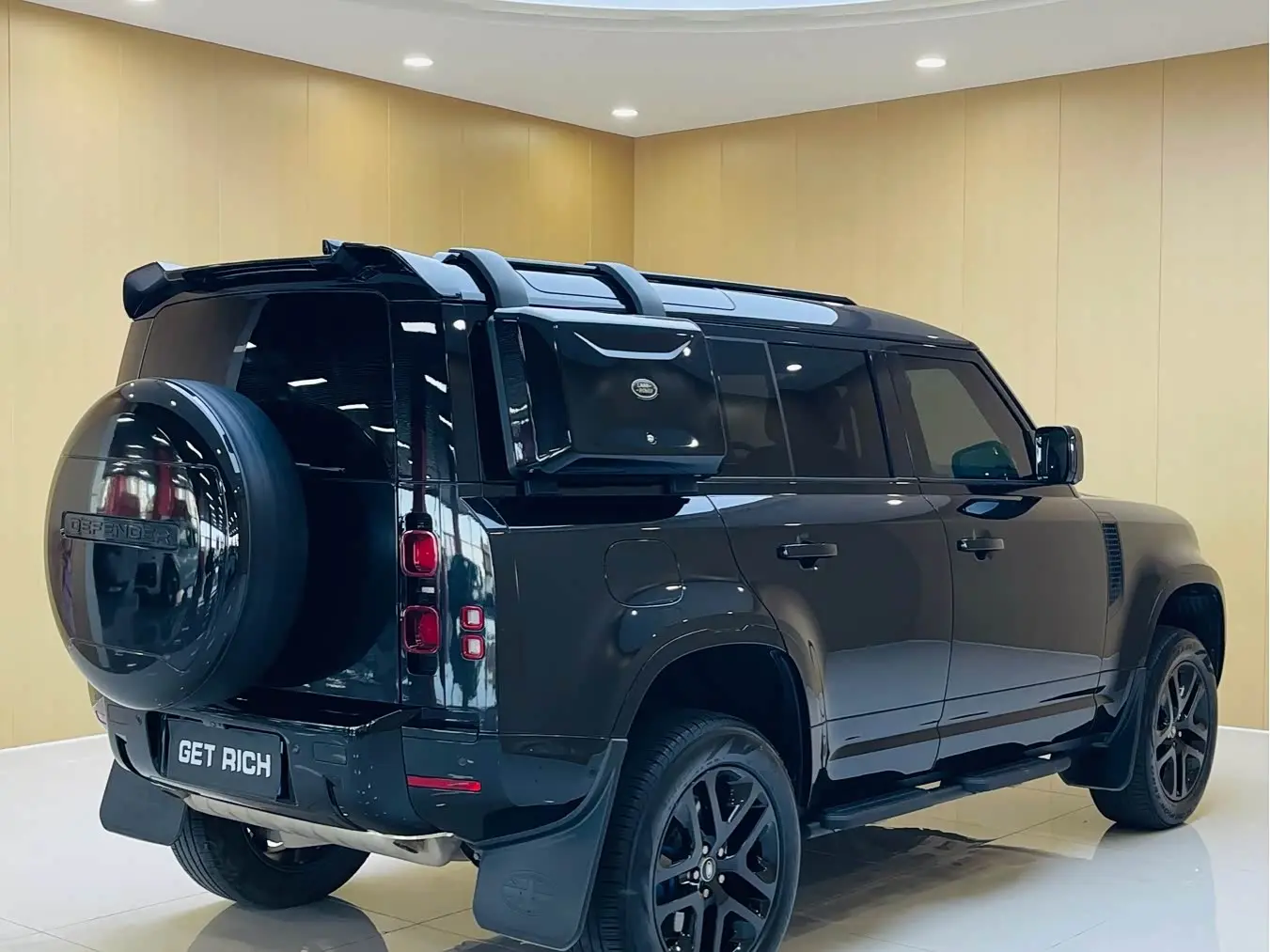 Land Rover Defender 2023 — Photo 9/18