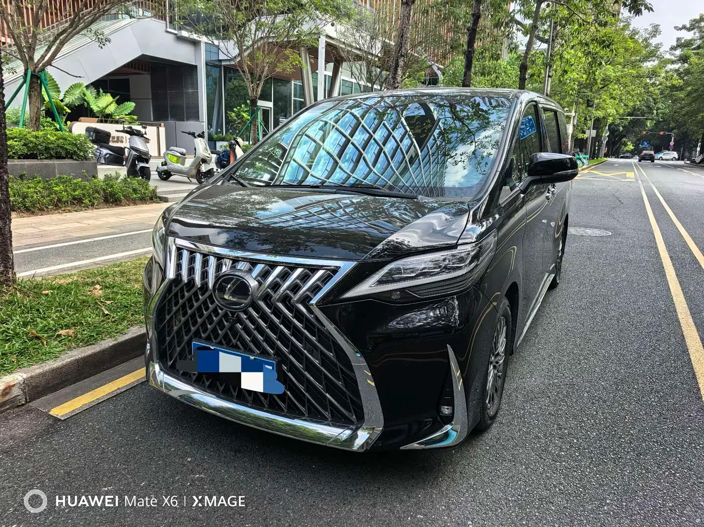 Lexus LM 2021 — Photo 2/15