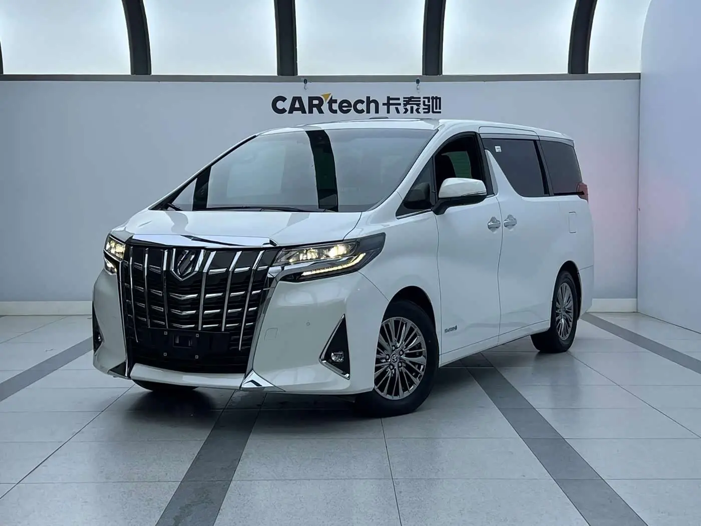 Toyota Alphard 2022 — Photo 1/9