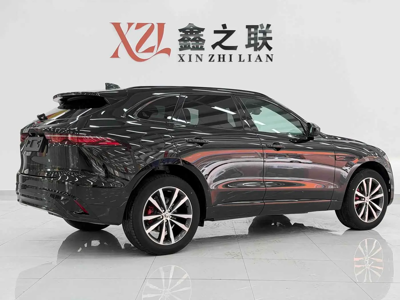 Jaguar F-PACE 2023 — Фото 8/20