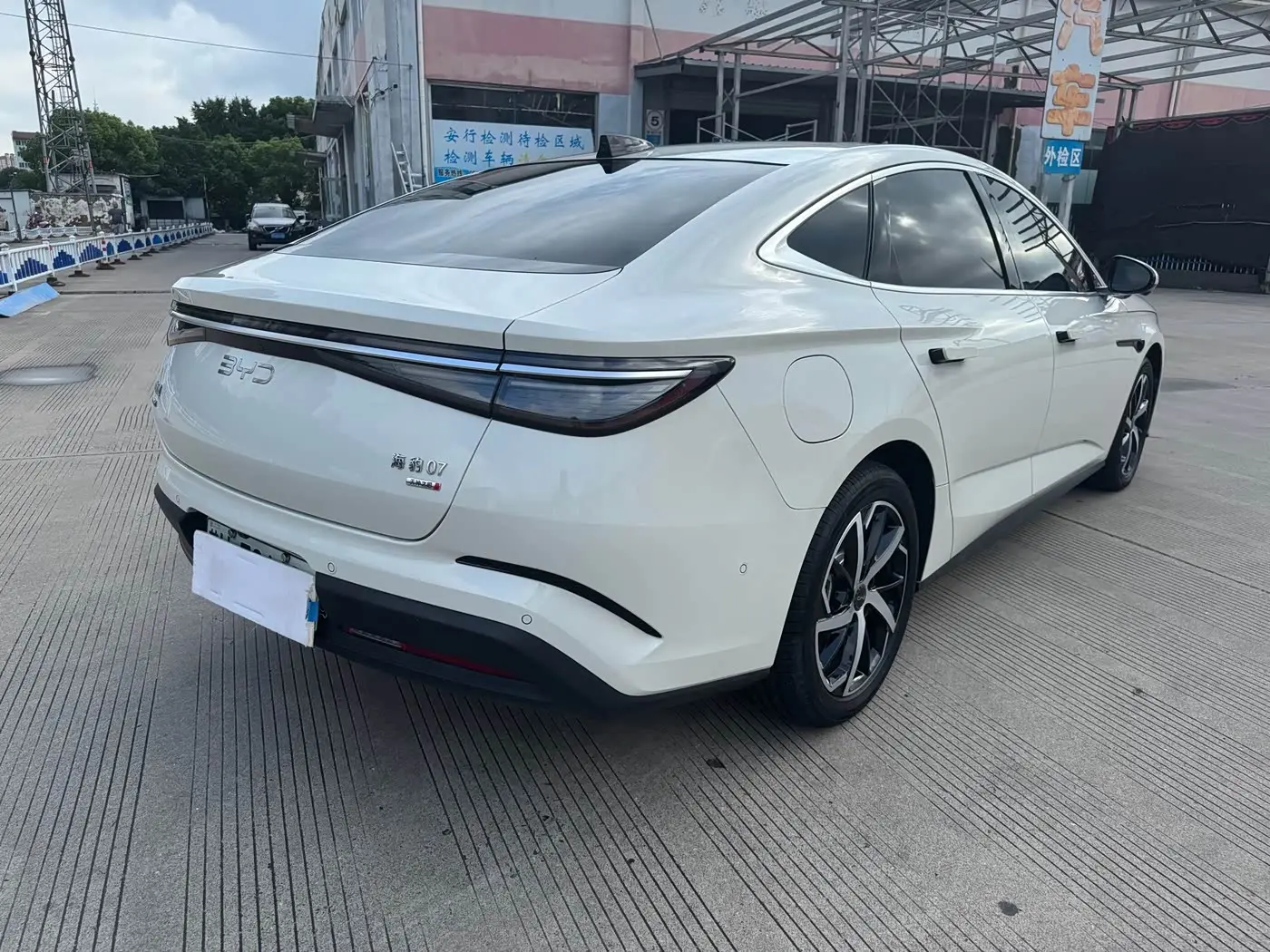 BYD Seal 07 DM-i 2025 — Фото 6/20