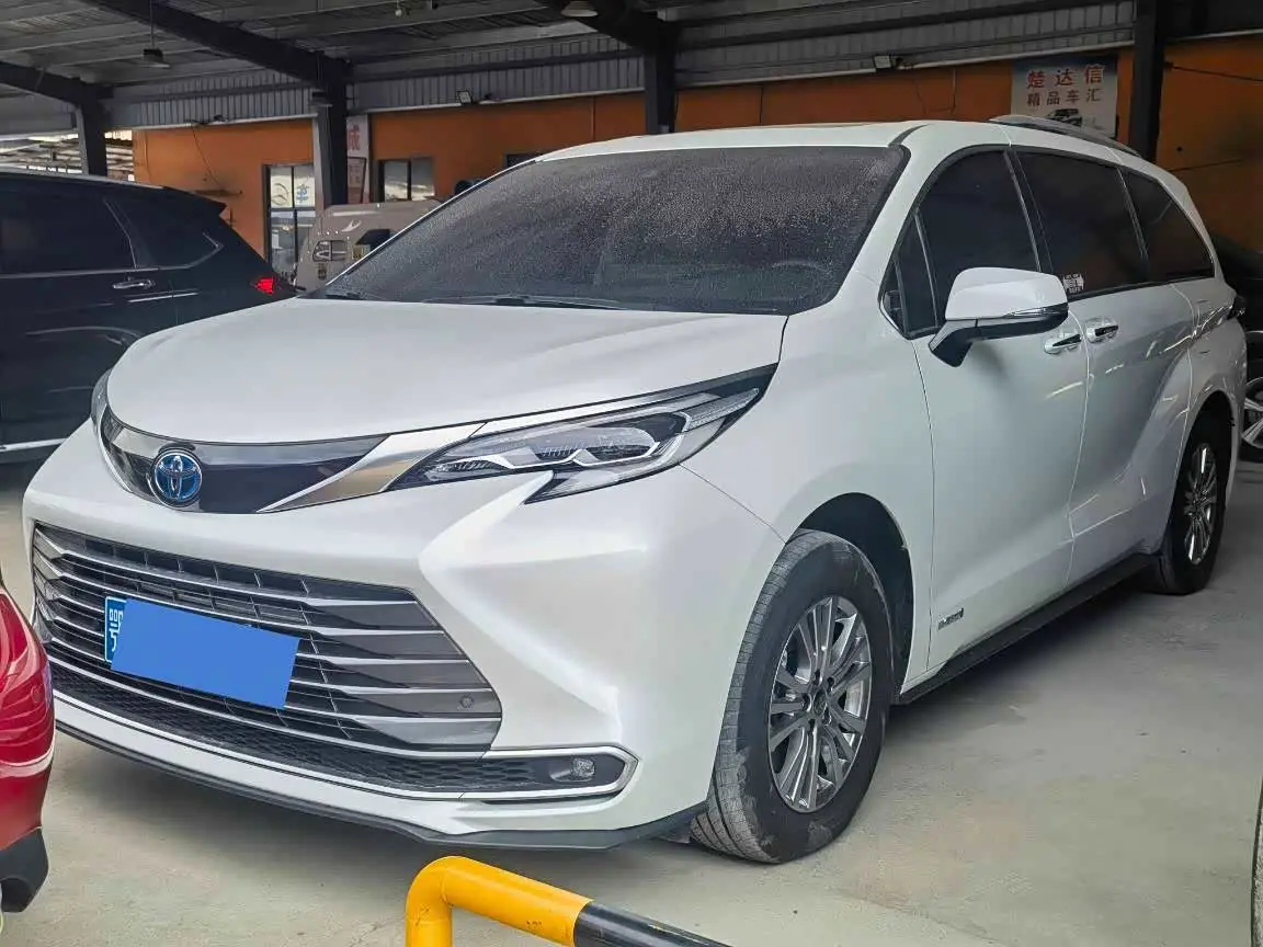 Toyota Sienna 2023 — Photo 1/16
