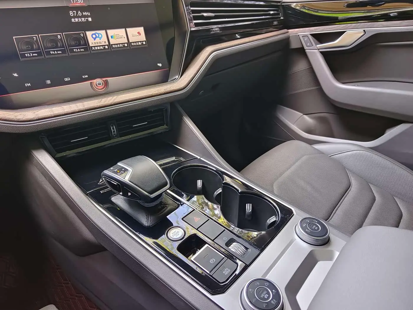 Volkswagen Touareg 2023 — Photo 12/20