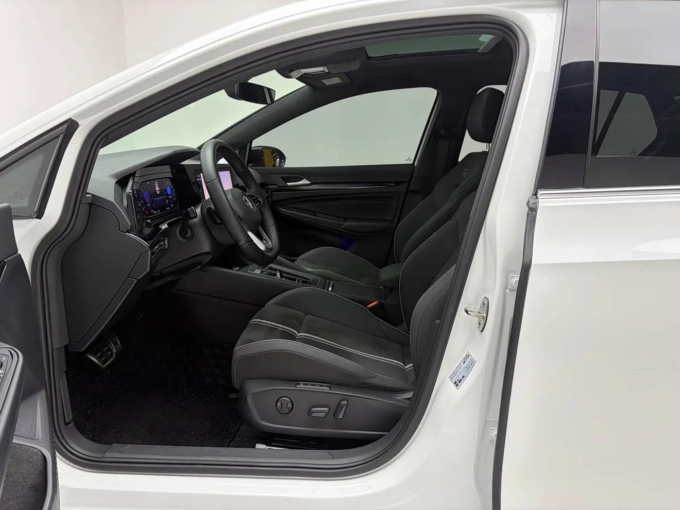 Volkswagen Golf 2023 — Photo 4/20