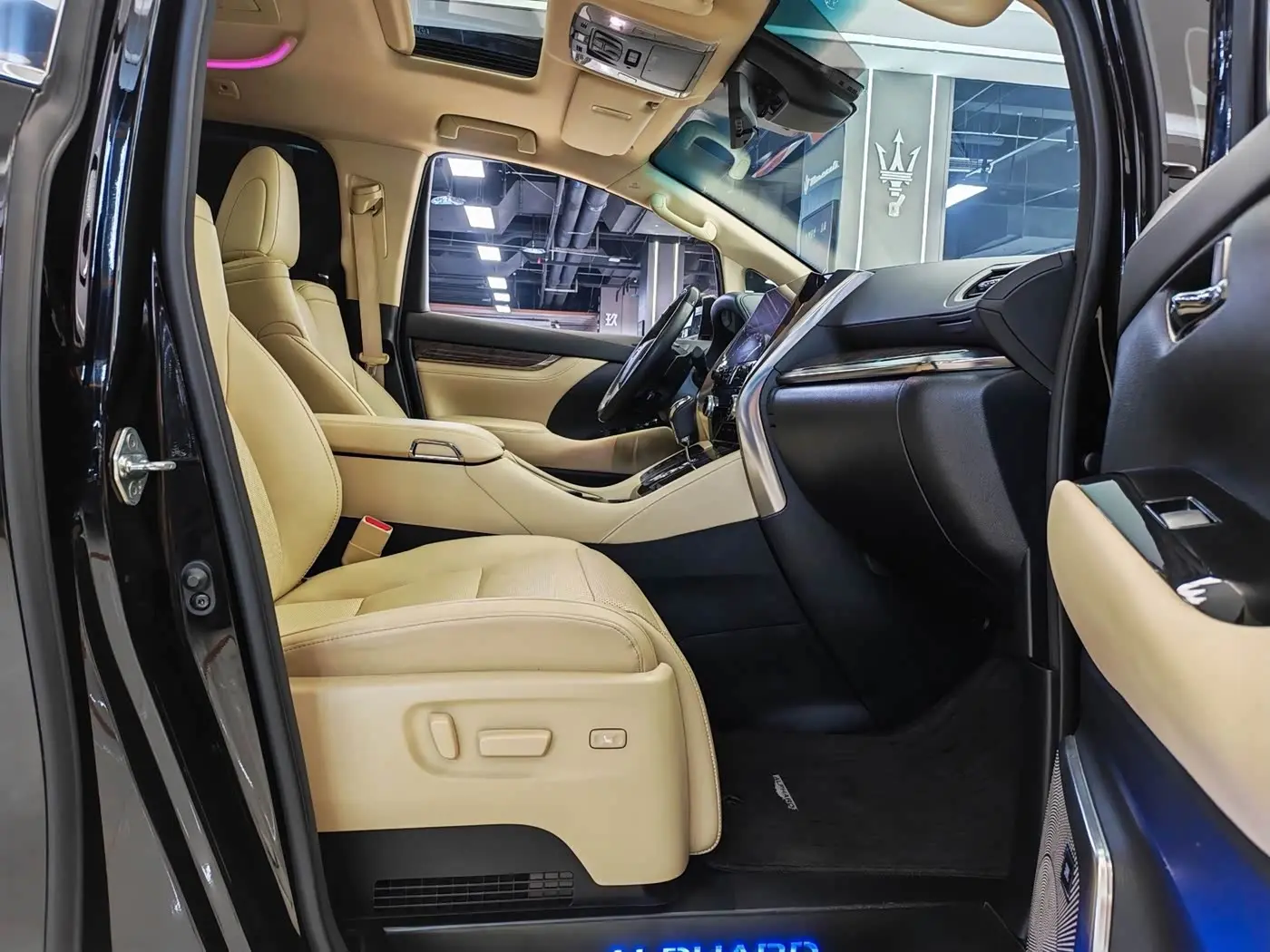 Toyota Alphard 2023 — Photo 9/20