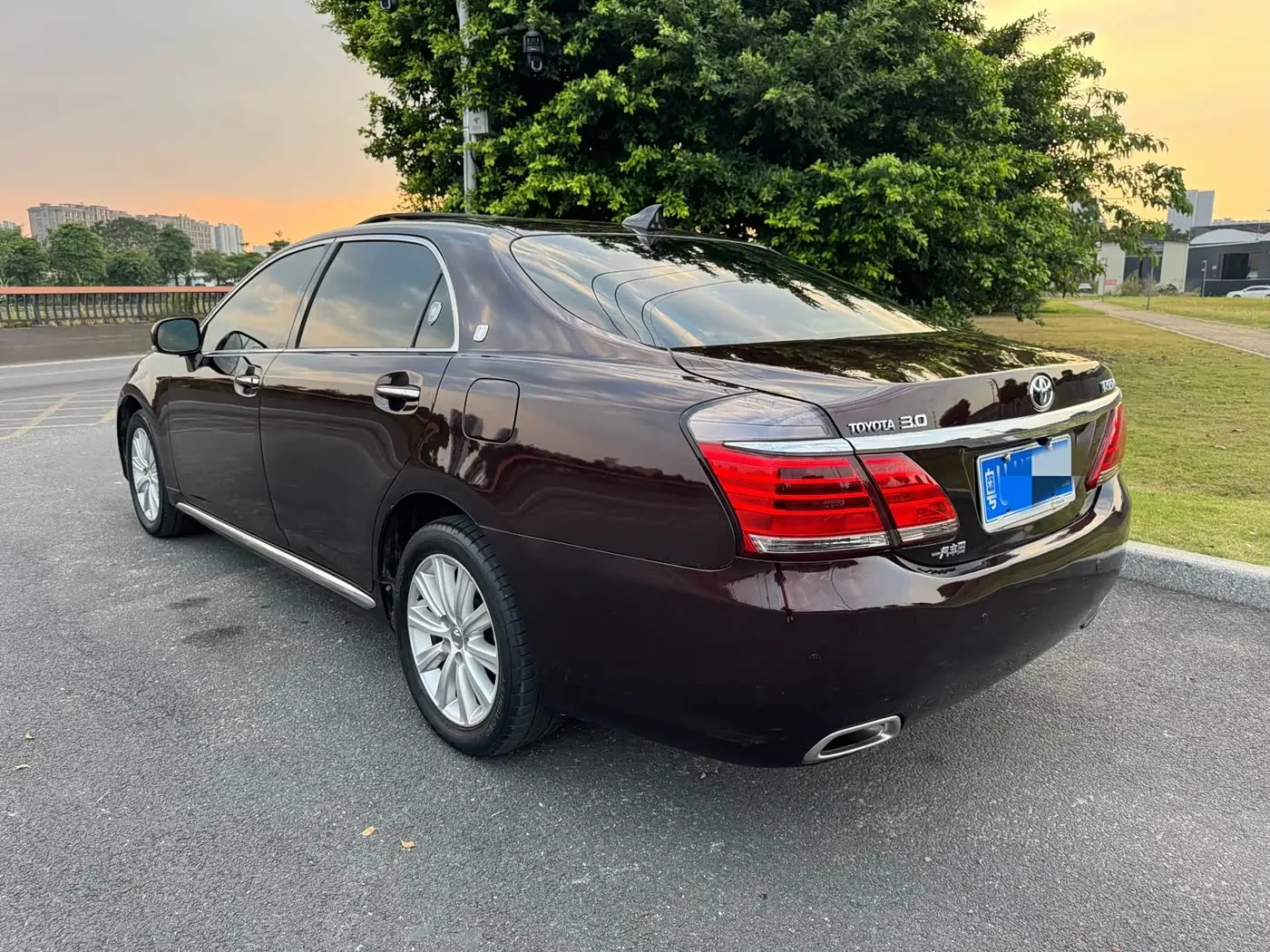 Toyota Crown 2014 — Photo 4/19