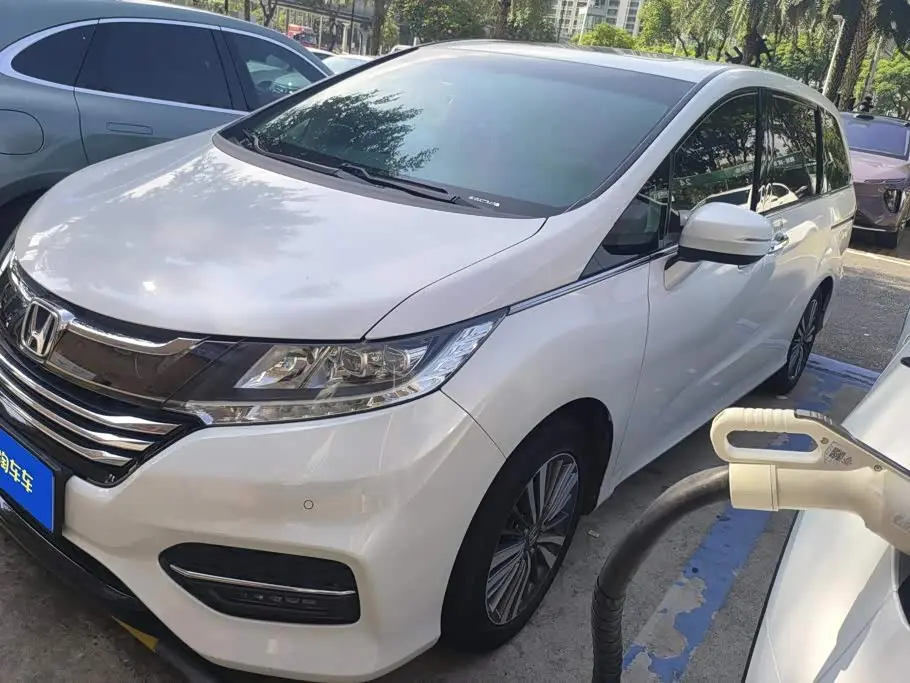 Honda Odyssey 2019 — ფოტო 1/16