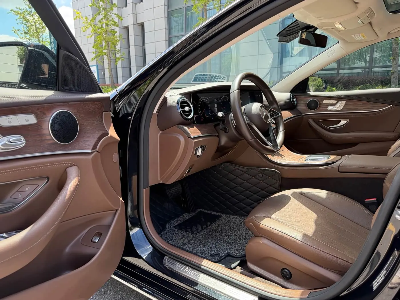 Mercedes-Benz E-Class 2023 — Photo 6/18