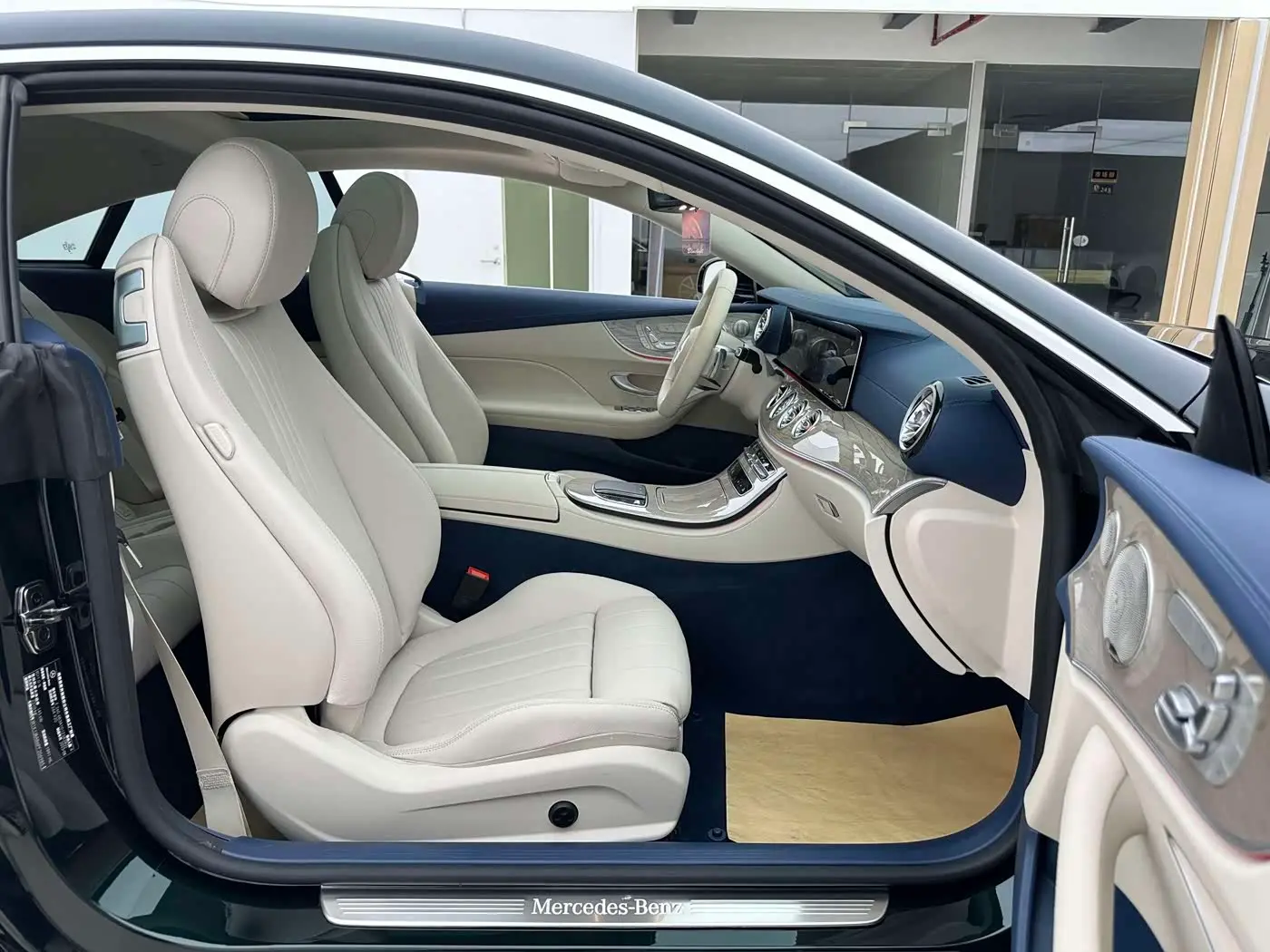 Mercedes-Benz E-Class 2023 — Photo 7/9