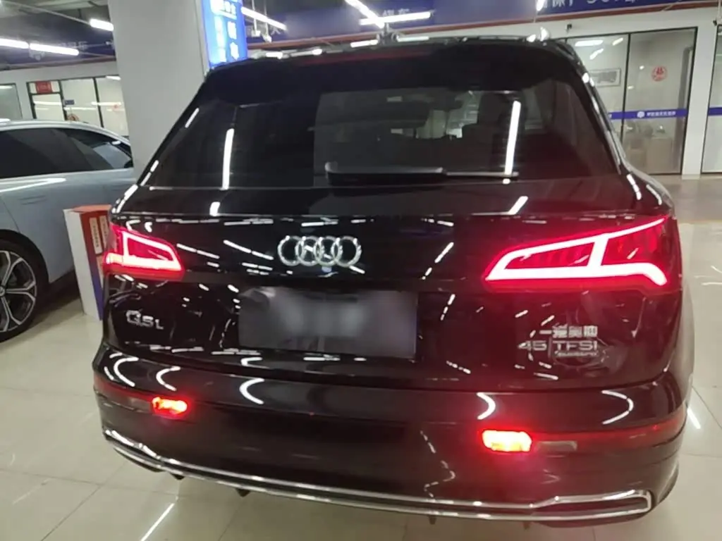 Audi Q5L 2021 — Фото 6/20