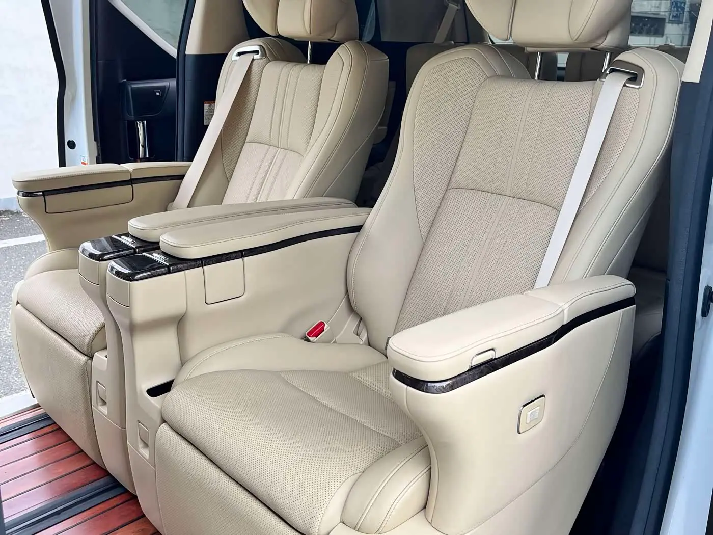 Toyota Alphard 2019 — Photo 12/13