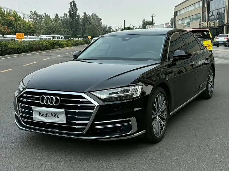 Audi A8 2022 — Фото 1/12