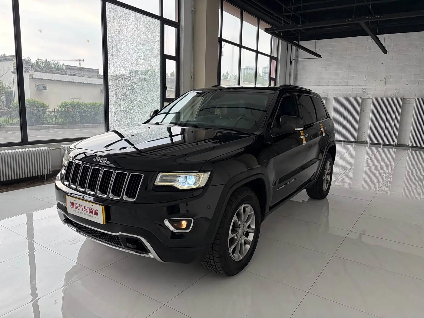 Jeep Grand Cherokee 2017 — Фото 1/10