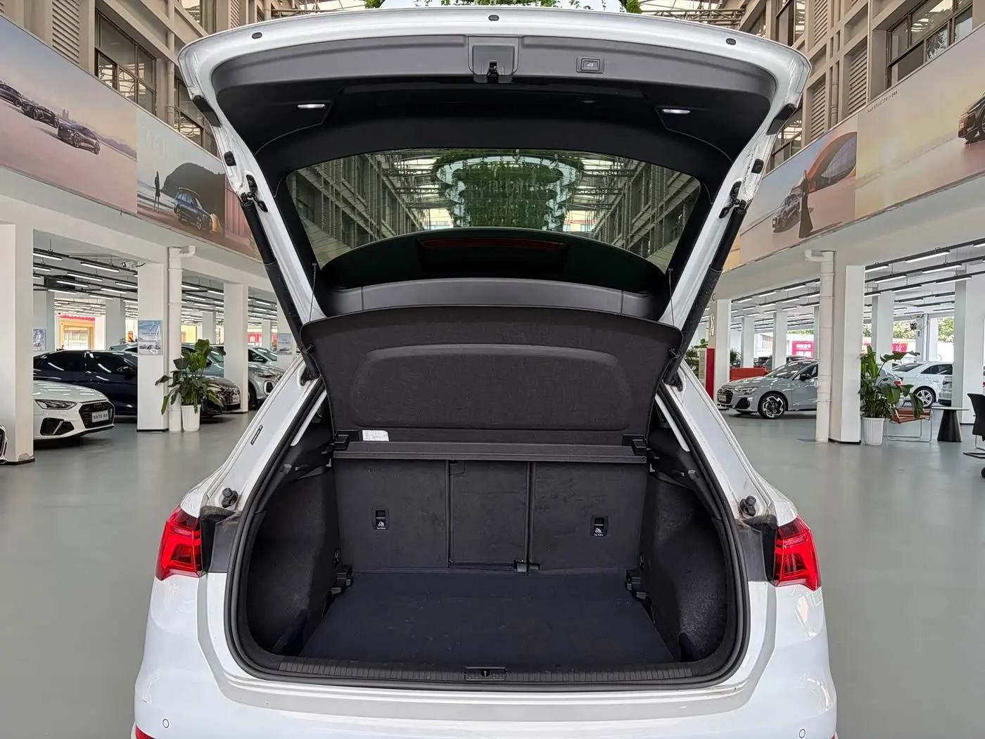 Audi Q3 2023 — Şəkil 15/18