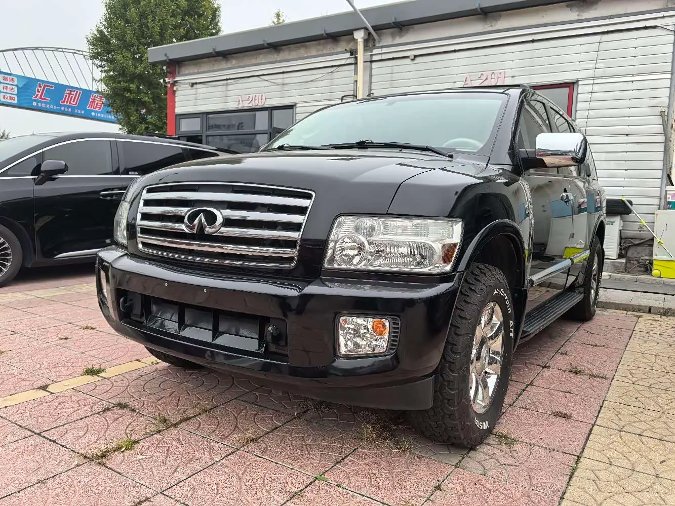 Infiniti QX 2005 — Photo 1/14
