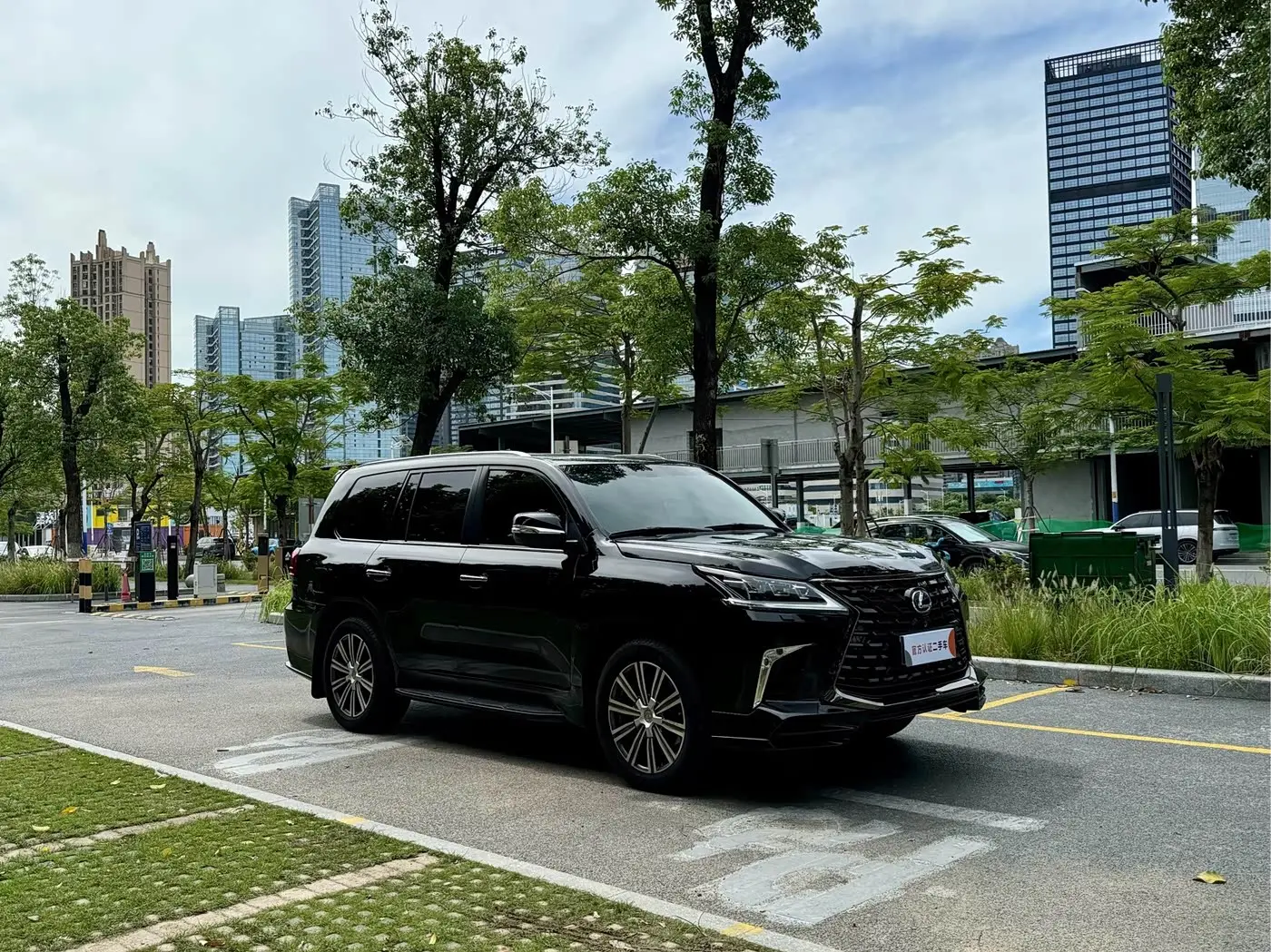 Lexus LX 2011 — Photo 3/13