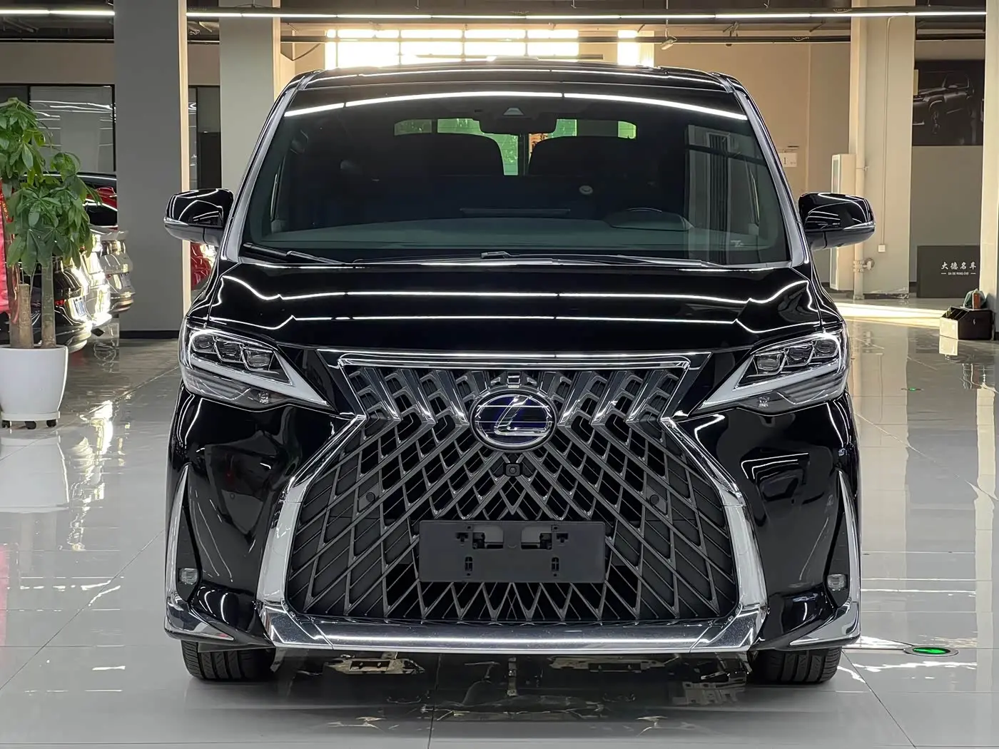 Lexus LM 2022 — Photo 2/20