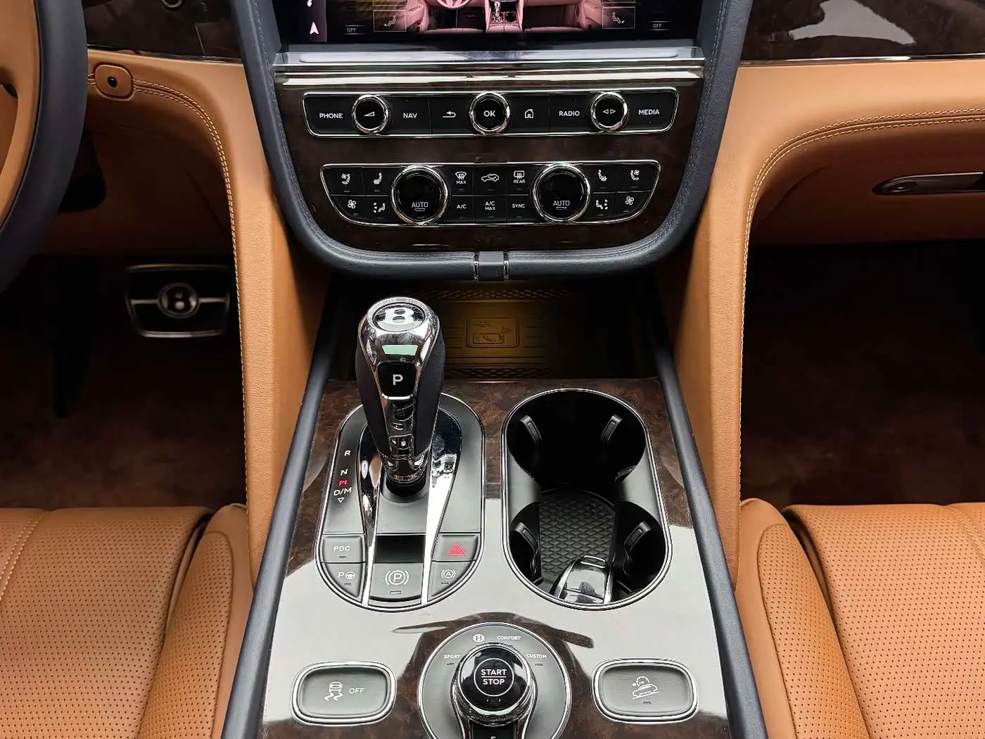 Bentley Bentayga Hybrid 2021 — Фото 15/20