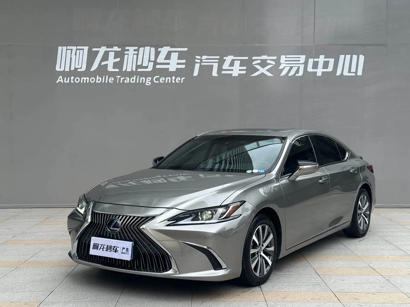 Lexus ES 2020 — Фото 1/20