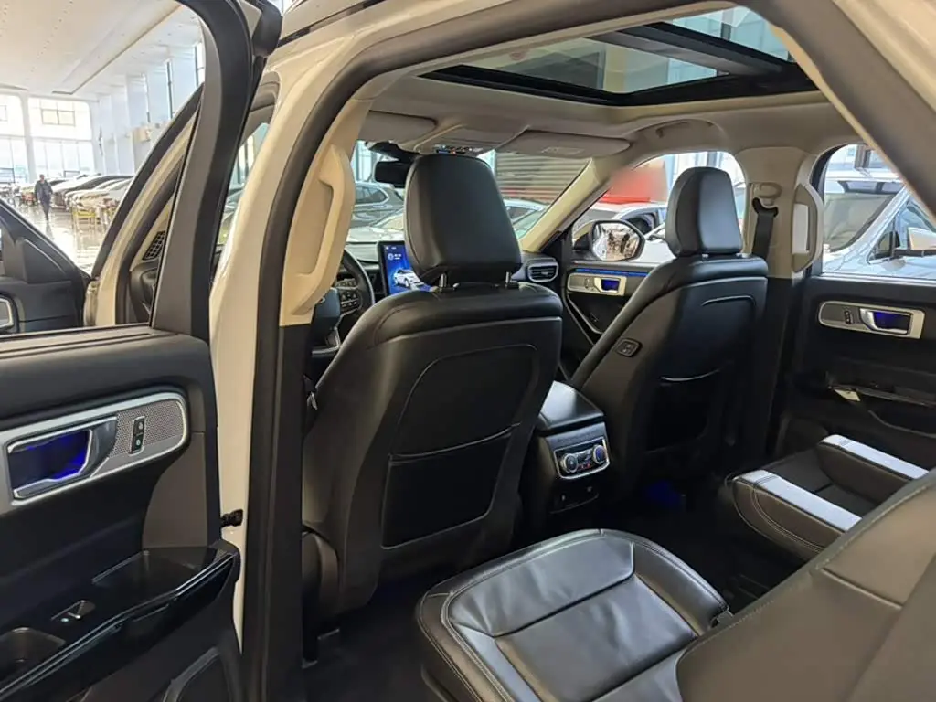 Ford Explorer 2021 — ფოტო 16/19