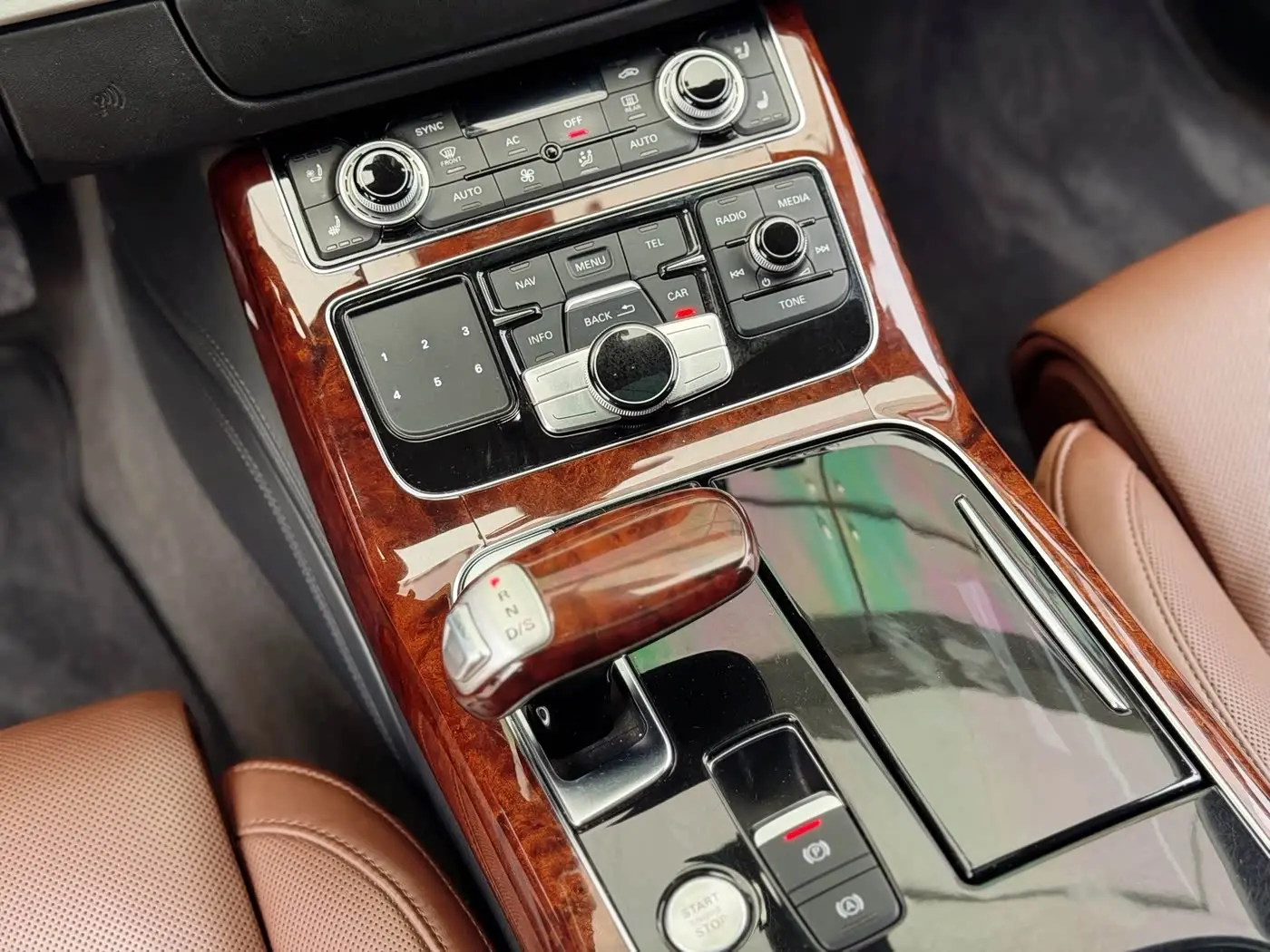 Audi A8 2011 — Photo 16/20