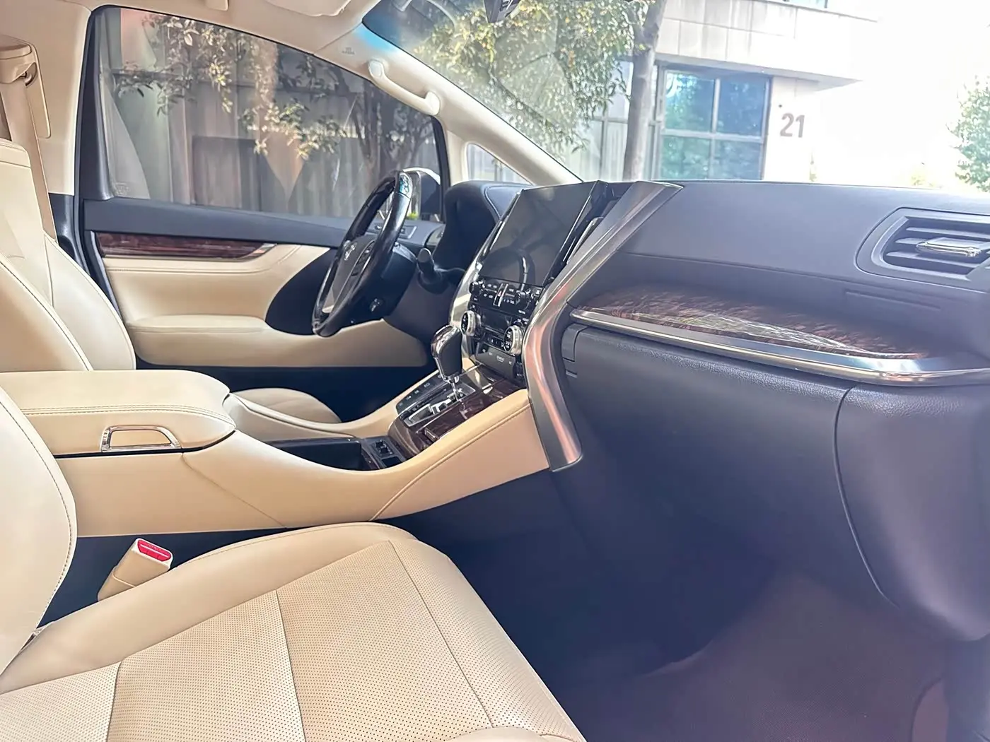 Toyota Alphard 2021 — Photo 9/14